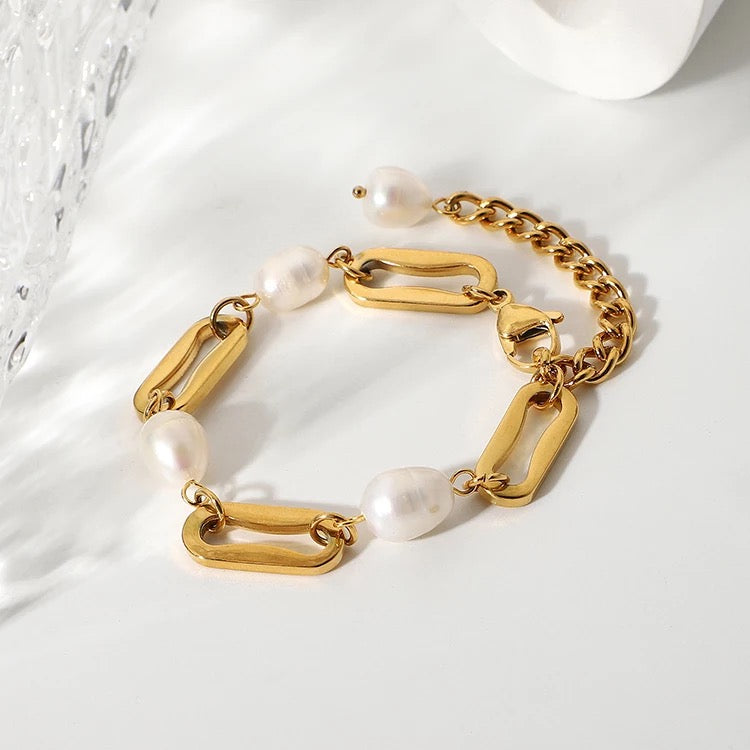 Olga Pearl Bracelet