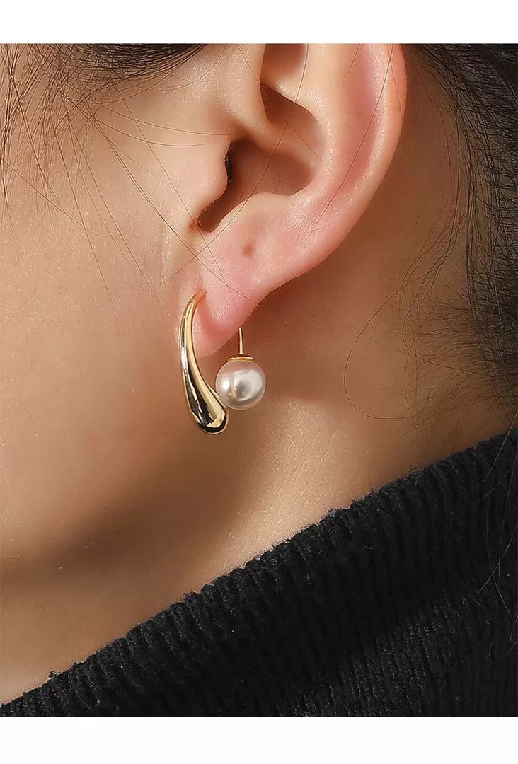 Kelly Pearl Hug Earrings